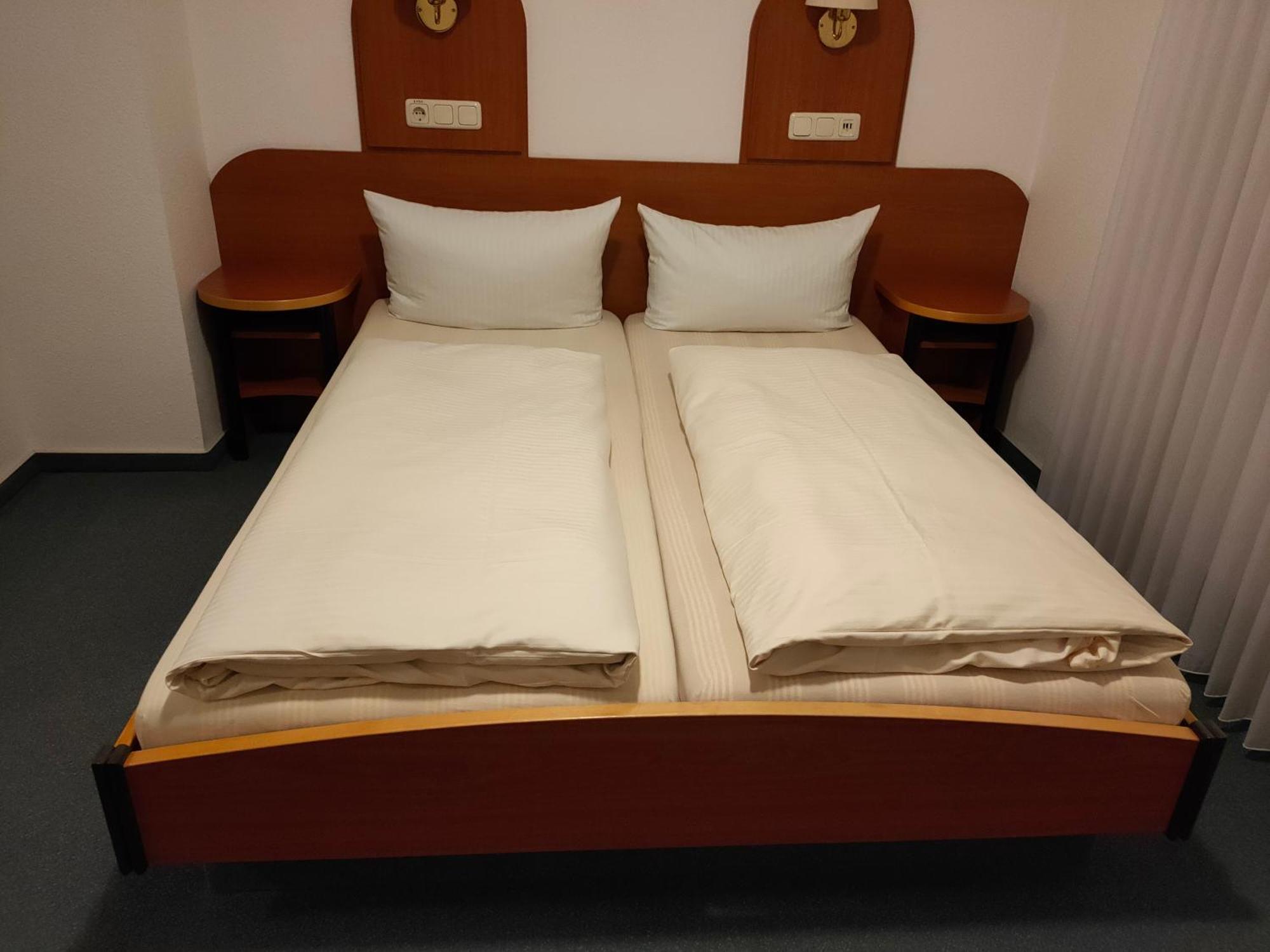 Hotel Zur Eisenbahn Rodgau Kültér fotó